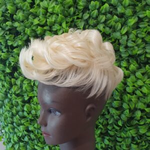 Top Unit – 100% cheveux humains naturels
Demi-postiche à clips qui se pose sur le dessus de la tête. Coiffable et colorable comme vos propres cheveux. Parfait pour changer de coiffure sans attendre la pousse des cheveux courts, ou pour camoufler une alopécie et des cheveux fins sur le sommet du crâne. Pose facile, résultat naturel, sans transformation définitive.